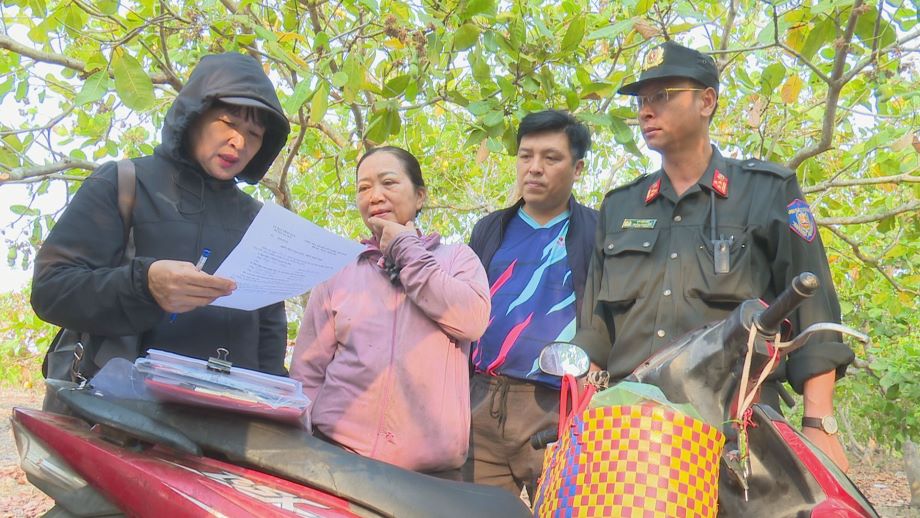 La policia hace propaganda, moviliza a la gente para que devuelva las tierras ocupadas. Foto de la Policia de la provincia de Dacca