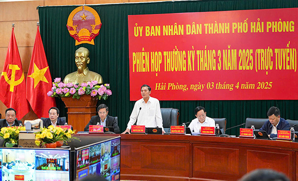 Chairman of Hai Phong City People's Committee Nguyen Van Tung chaired the meeting. Photo: Minh Hung