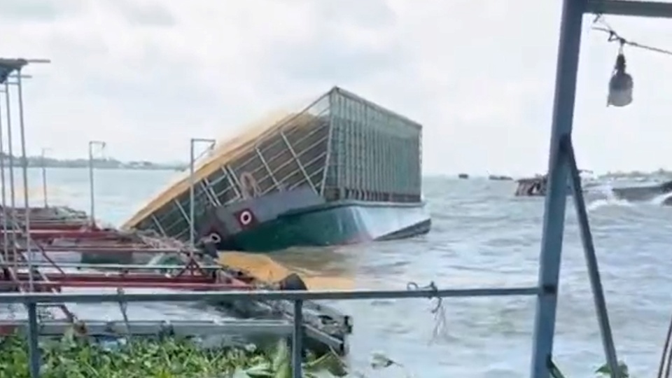 The moment a boat carrying more than 34 tons of rice husks was sunk by waves on the Tien River in Dong Thap. Photo: Thanh Thanh