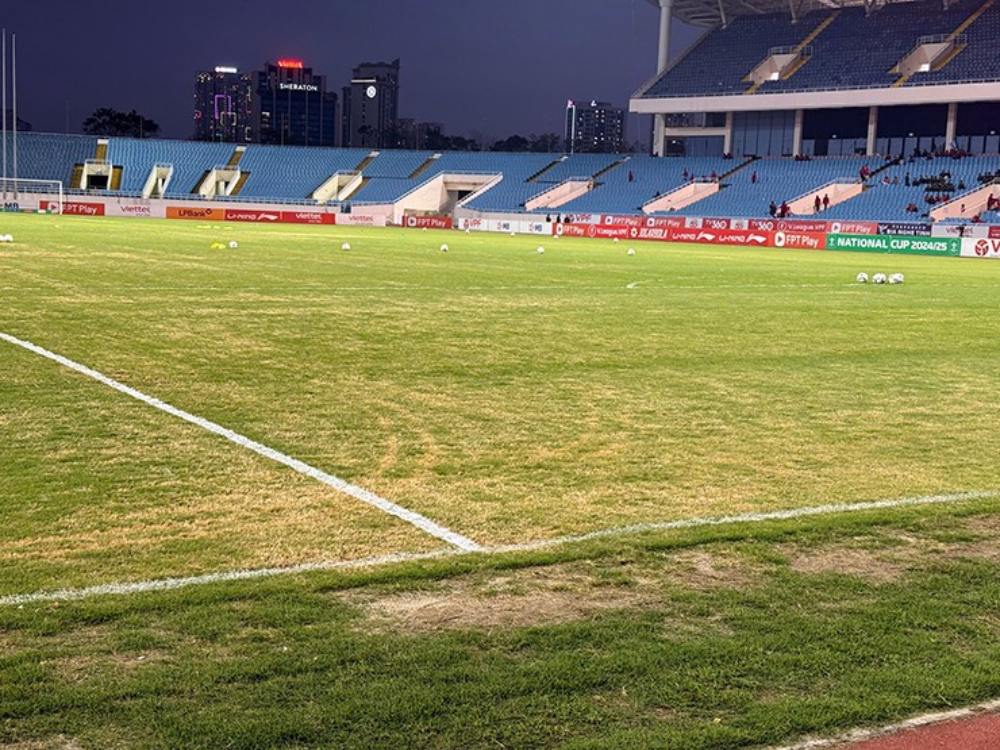 Recently, My Dinh Stadium has been seriously degraded, especially in the grass and infrastructure part. Photo: VGP