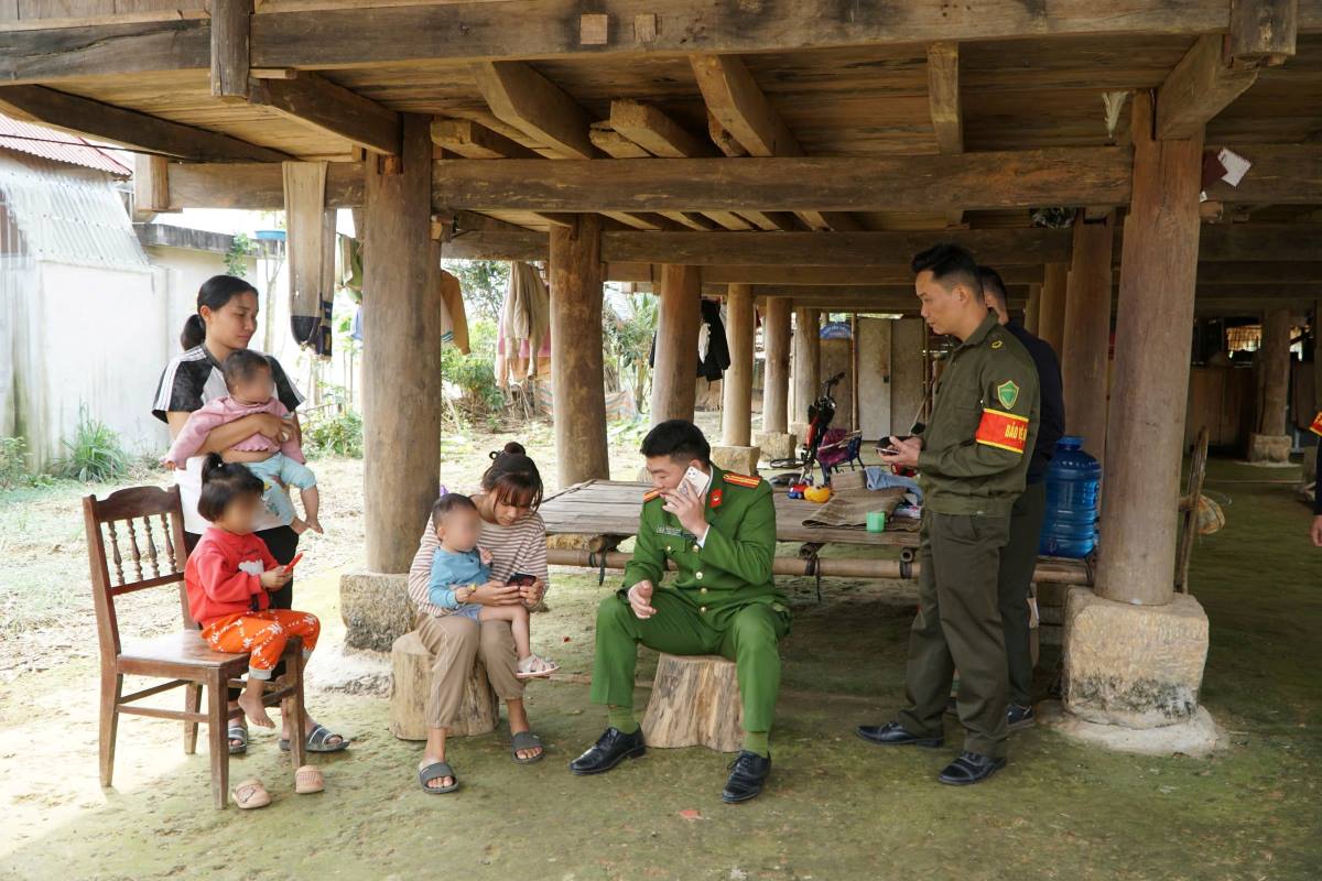 La policia de Lung Cao, distrito de Ba Thuoc, fue a la casa de la gente para propagar sus trucos fraudulentos en el ciberespacio. Imagen de la ciudad de Quach Du
