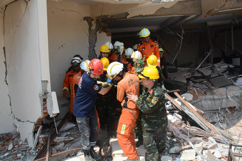 Rescue forces from the Vietnam People's Army, Myanmar and Türkiye took the victims of the earthquake to the ambulance. Photo: Ministry of National Defense