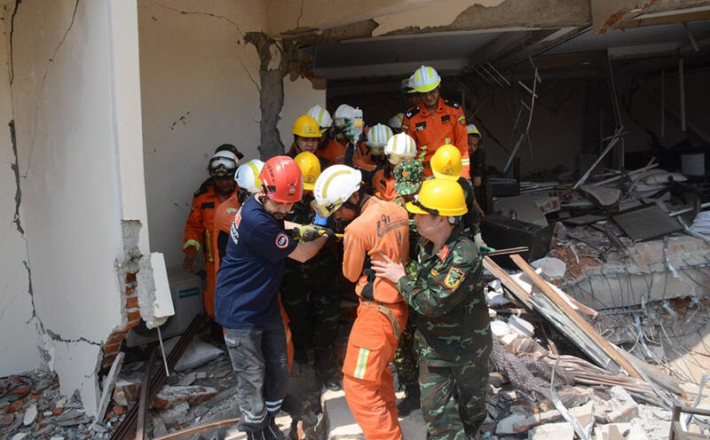 Rescue forces from the Vietnam People's Army, Myanmar and Türkiye took the victims of the earthquake to the ambulance. Photo: Ministry of National Defense