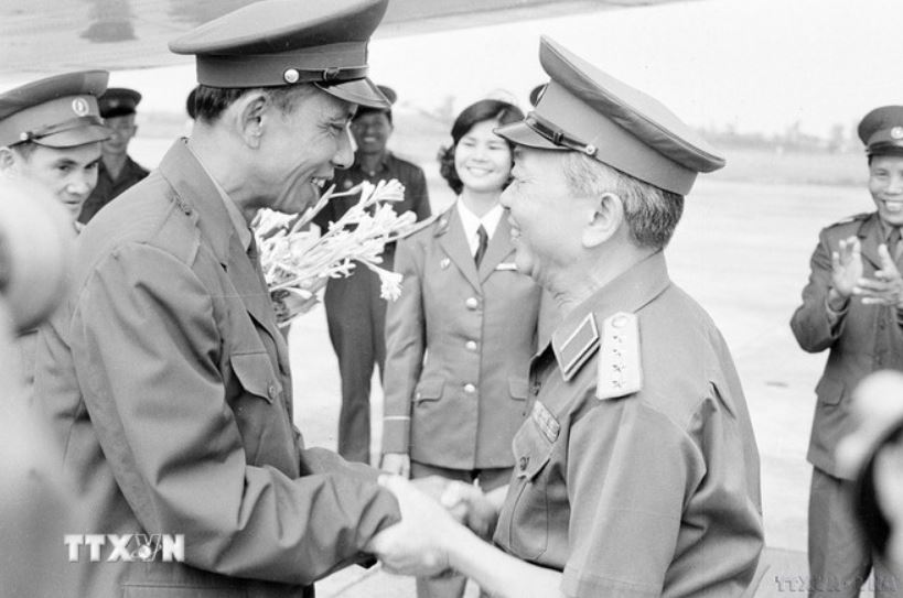 General Vo Nguyen Giap, Minister of National Defense welcomed Deputy Prime Minister and Minister of National Defense of Laos Khamtay Siphandone on a visit to Vietnam in 1977. Photo: VNA