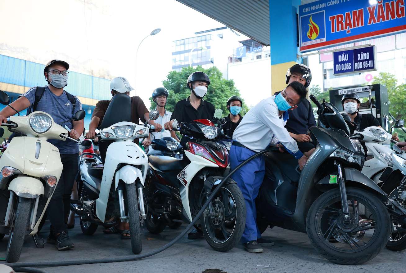 Los precios de la gasolina aumentaron simultaneamente de 15 h hoy despues del ajuste del Ministerio de Industria y Comercio - Finanzas. Foto: Hai Nguyen