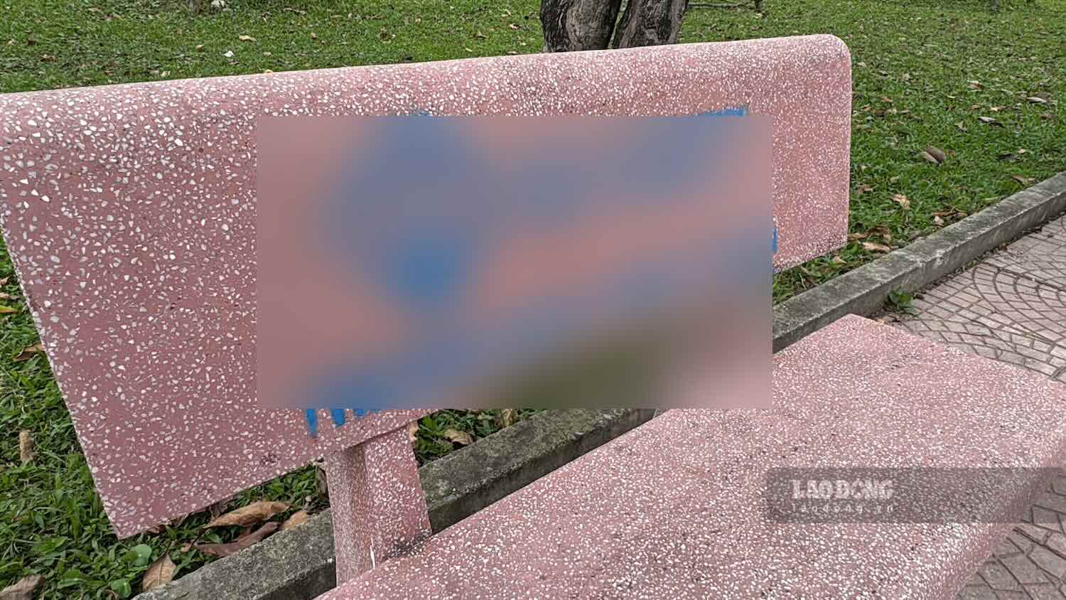 The stone throne in the middle of Dong Hoi city has online gambling machines and cassava printed. Photo: Cong Sang