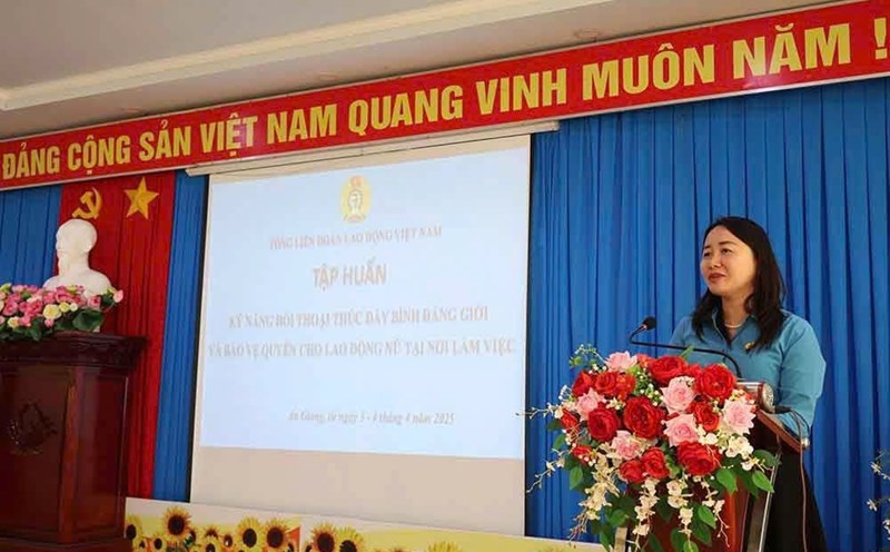 Ms. Tran Thu Phuong - Deputy Head of the Propaganda and Women's Union of the Vietnam General Confederation of Labor - delivered the opening speech of the training course. Photo: Cam Tu
