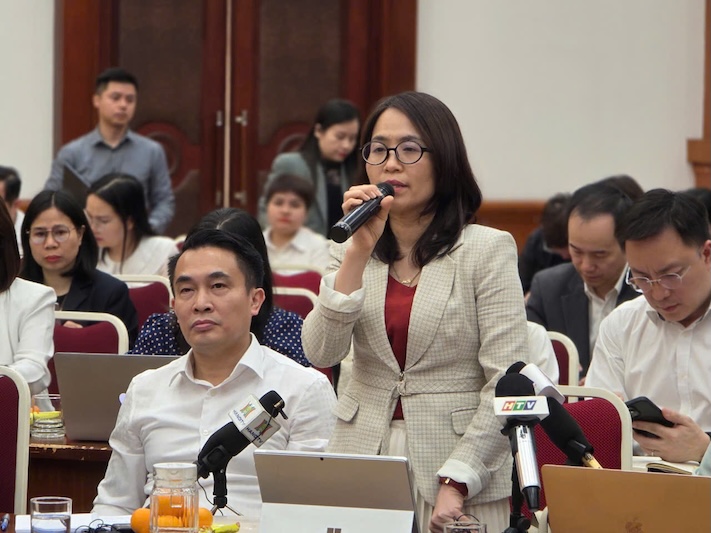 Ms. Bui Thu Thuy - Deputy Director of the Department of Private Enterprise Development and Collective Economy, Ministry of Finance informed about the development of policies to develop the private economic sector. Photo: Minh Anh