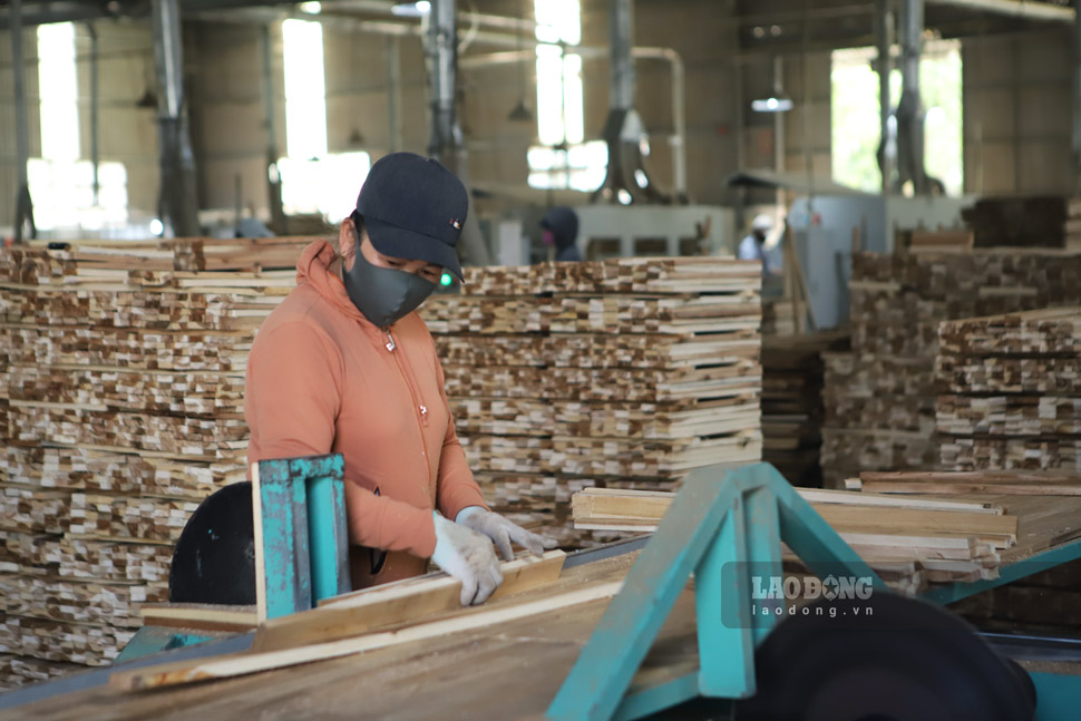 Workers working at a company in Binh Dinh. Photo: Hoai Luan