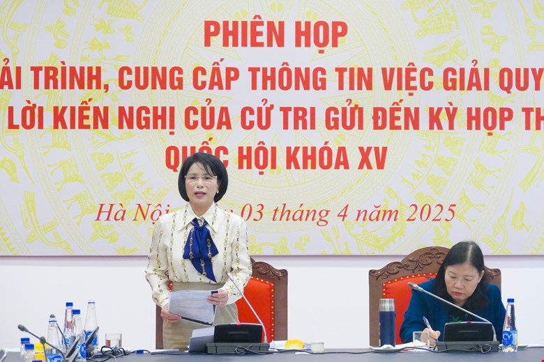 Vice Chairwoman of the Committee for Petition and Supervision Tran Thi Nhi Ha presented the draft Report on the results of supervision of the settlement and response to voters' recommendations sent to the 8th session. Photo: Quochoi.vn