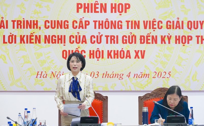Vice Chairwoman of the Committee for Petition and Supervision Tran Thi Nhi Ha presented the draft Report on the results of supervision of the settlement and response to voters' recommendations sent to the 8th session. Photo: Quochoi.vn