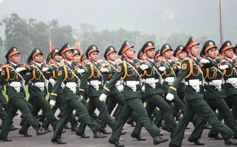 The new salary table for professional military lieutenant colonels is based on Resolution 27. Photo: Tran Vuong