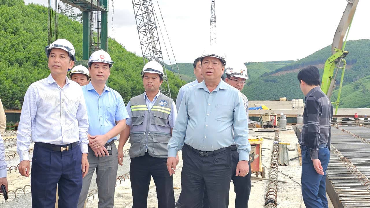 El ministro de Construccion esta revisando el avance de la autopista a traves de la ciudad de Khan Khosrau. Imagen de Hyo Long