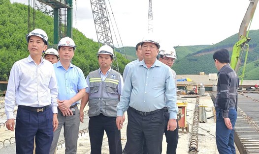 Bộ trưởng Bộ Xây dựng kiểm tra tiến độ cao tốc đoạn qua Khánh Hòa. Ảnh: Hữu Long