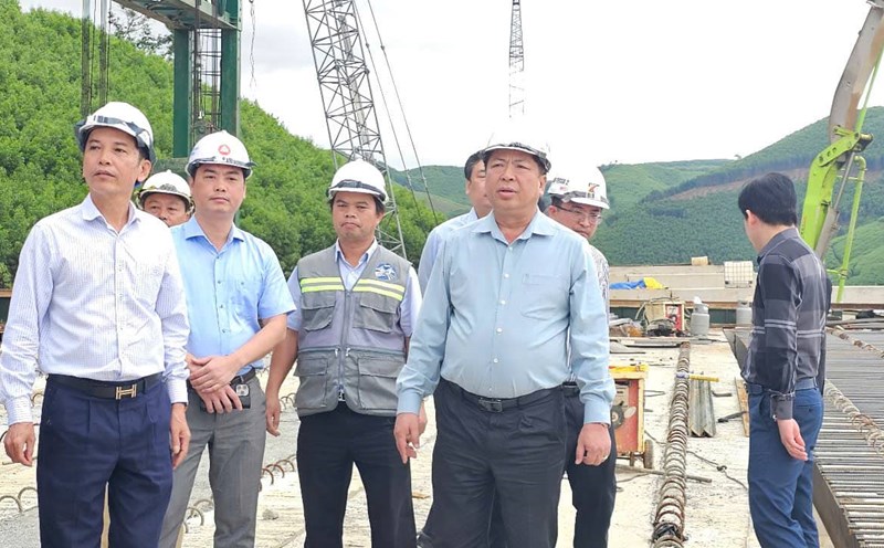 The Minister of Construction inspects the progress of the expressway section through Khanh Hoa. Photo: Huu Long