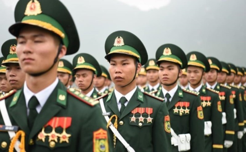 The new salary table for military colonels is based on Resolution 27. Photo: Tran Vuong