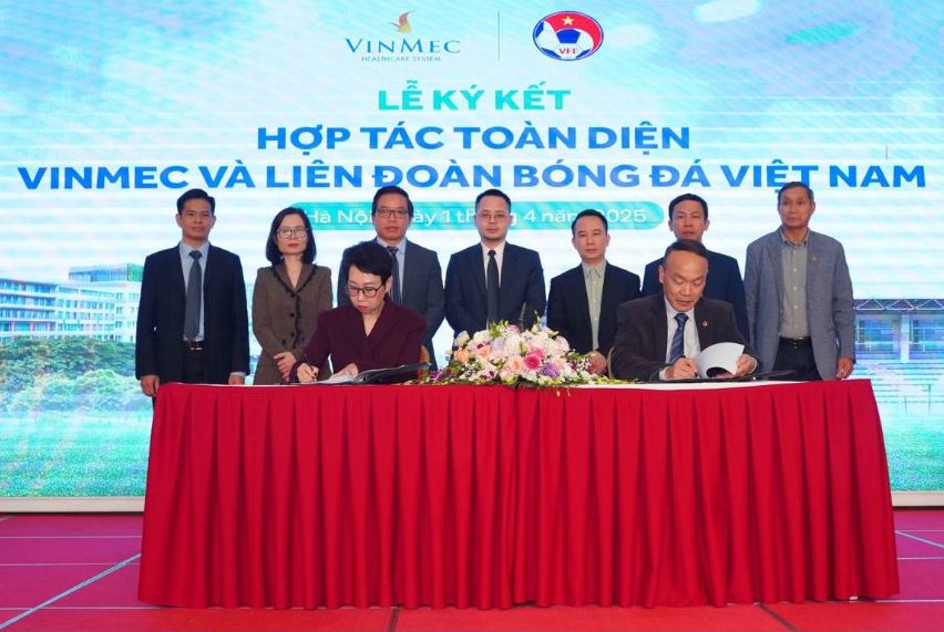 Ba Le Thuy Anh - Tong Giam doc He thong Y te Vinmec va ong Nguyen Van Phu - Tong Thu ky Lien doan bong da Viet Nam dai dien 2 ben chinh thuc ky ket hop tac chien luoc toan dien.