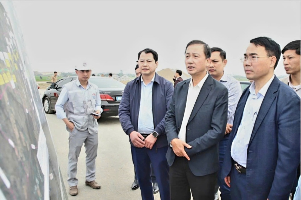 Pho Chu tich UBND tinh Hung Yen Nguyen Hung Nam kiem tra thuc dia du an duong Tan Phuc - Vong Phan (giao DT.378). Anh: Pham Dang
