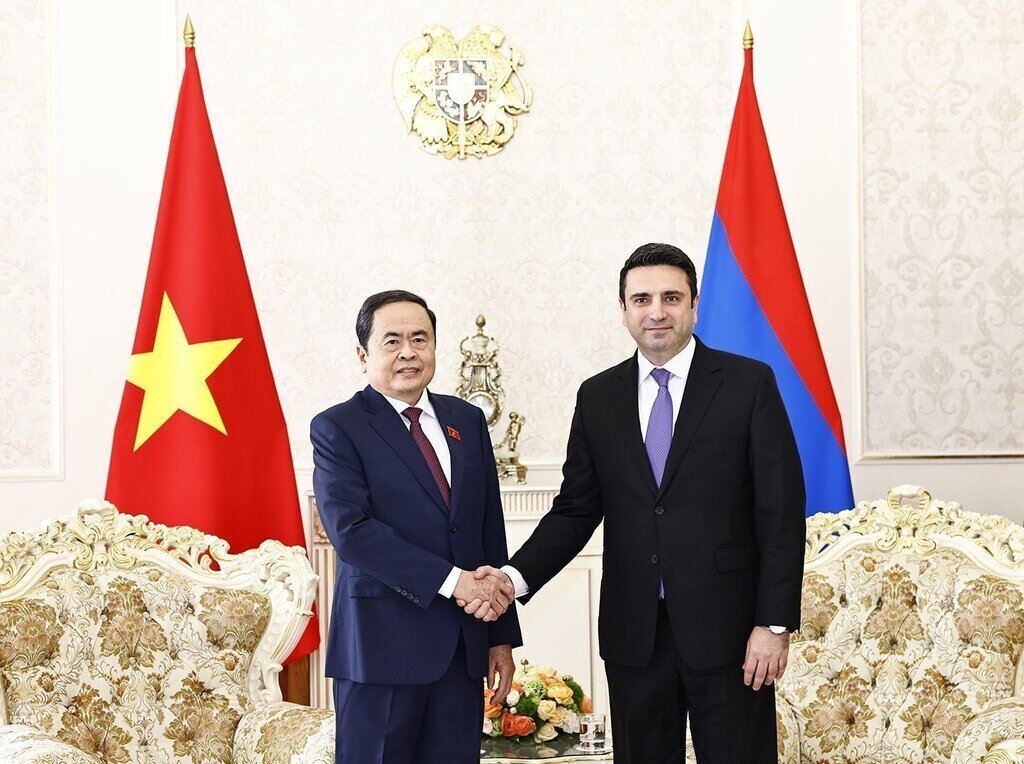 El diputado del Ministerio de Politica, el presidente del Parlamento Tran Thanh Mingan y el presidente del Parlamento de Armenia Alen Simonyan. Imagen de la pagina web de la organizacion