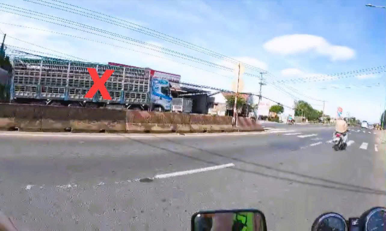 La estacion de policia de trafico de Suoi Tre registra a los conductores de camiones que van en sentido contrario en la carretera 1 (Dong Nai). Foto de la Policia de Dong Nai