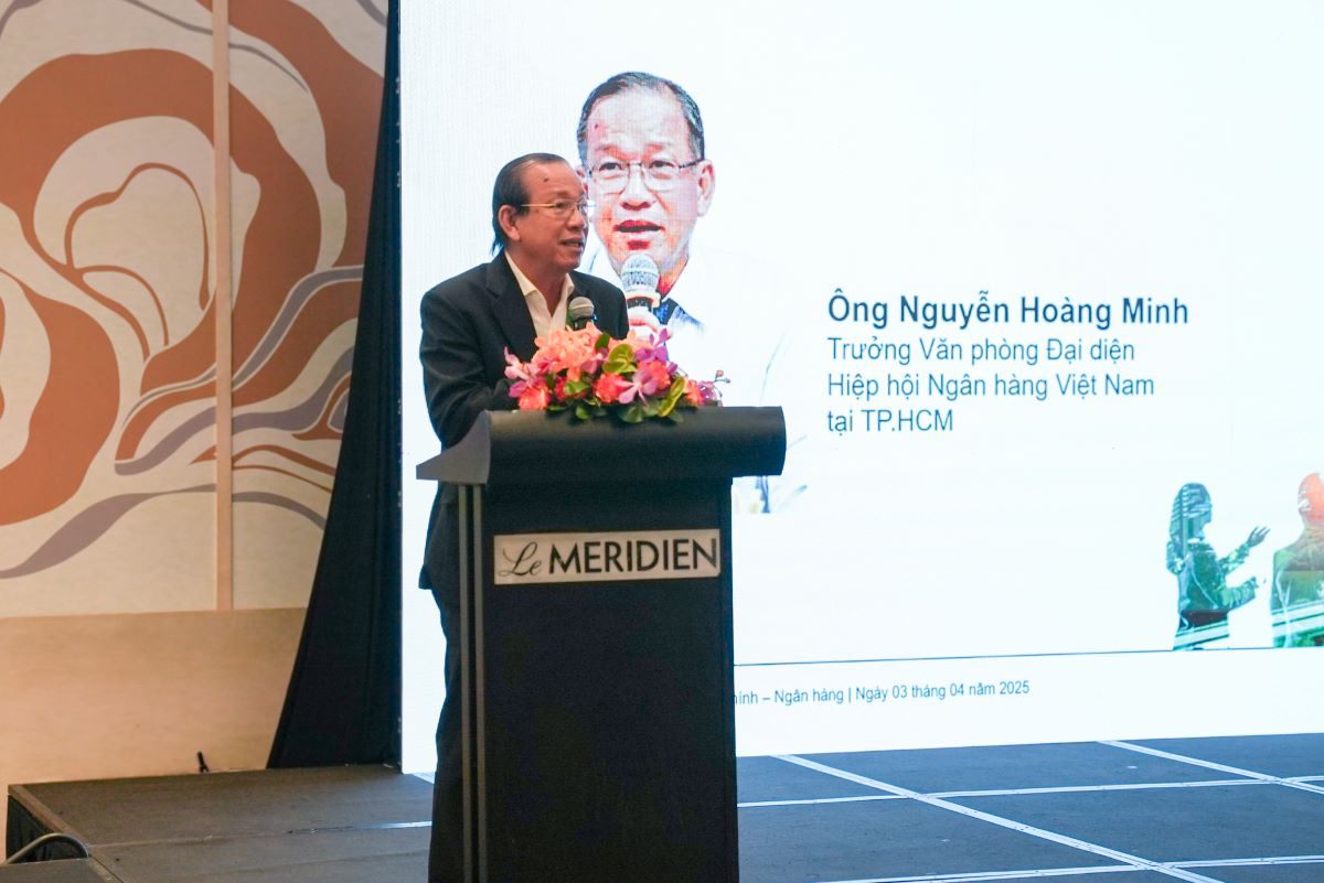El Sr. Nguyen Hoang Minh, jefe de la oficina de la Asociacion de Bancos de Vietnam en la ciudad de Hubei, pronuncio un discurso en el seminario. Imagen de la ciudad de Hong Kong