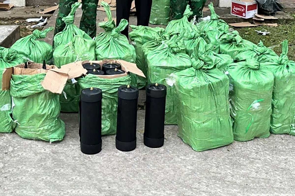 Cantidad de gases de risa encontrados en camiones en la ciudad de Nong Cai, Guangdong. Foto: Fuera de la sala de la ciudad de Quang Ninh