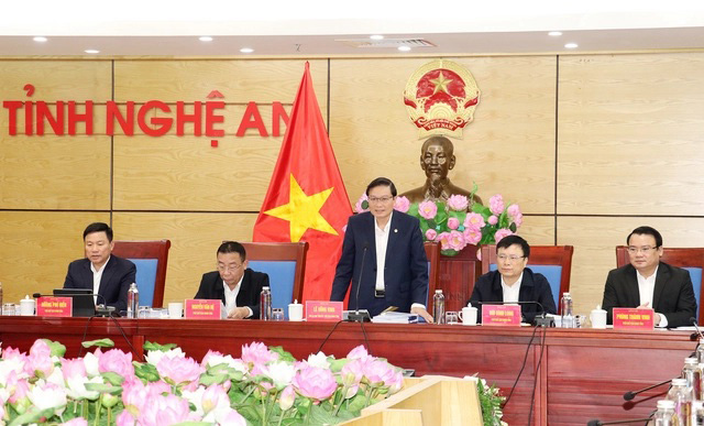 Chairman of Nghe An Provincial People's Committee Le Hong Vinh chaired the regular meeting in March 2025. Photo: Ngoc Anh