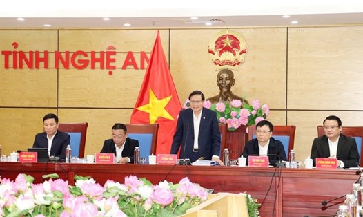 Chủ tịch UBND tỉnh Nghệ An Lê Hồng Vinh chủ trì cuộc họp thường kỳ tháng 3.2025. Ảnh Ngọc Anh