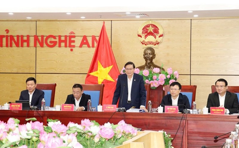 Chairman of Nghe An Provincial People's Committee Le Hong Vinh chaired the regular meeting in March 2025. Photo: Ngoc Anh