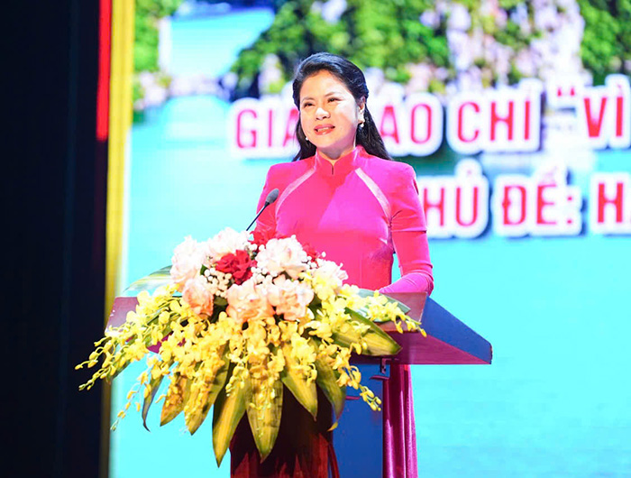 Giam doc So Van hoa, The thao va Du lich Tran Thi Hoang Mai tai le phat dong giai bao chi “vi mot Hai Phong phat trien” lan thu VII. Anh: Minh Hung