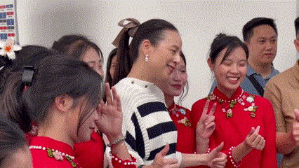 Fans surrounded Madam Pang to take pictures.