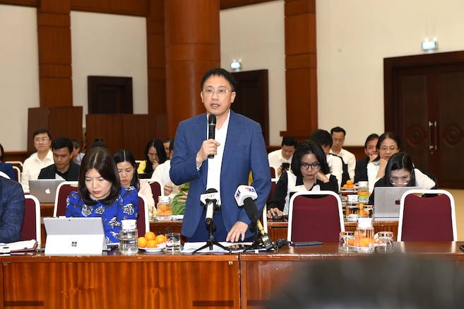 Mr. Mai Son - Deputy Director of the Tax Department - said that Samsung is expected to be refunded value added tax before April 15, if all documents are submitted on time. Photo: Tran Nam