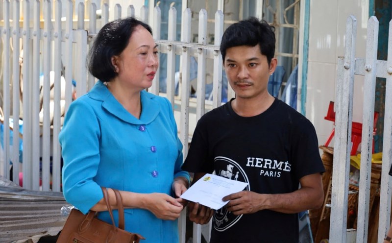 Vice President of Kien Giang Provincial Federation of Labor Trang Thi Bich Ngoc visited and encouraged union members and workers whose houses were unfortunately burned. Photo: My Linh