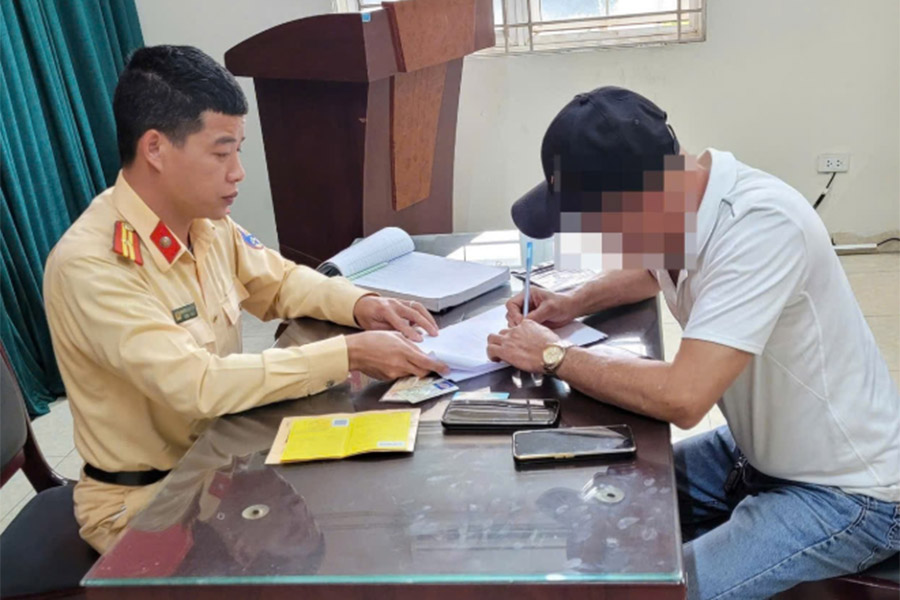 Tai xe dieu khien oto lang lach tren Dai lo Thang Long bi xu ly. Anh: Cong an cung cap