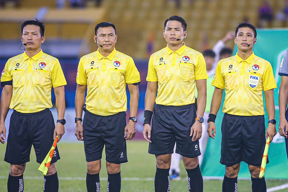The referee team controlled the match between Binh Duong and Phu Dong Ninh Binh in the quarter-finals of the 2024-2025 National Cup on March 29. Photo: Thanh Vu
