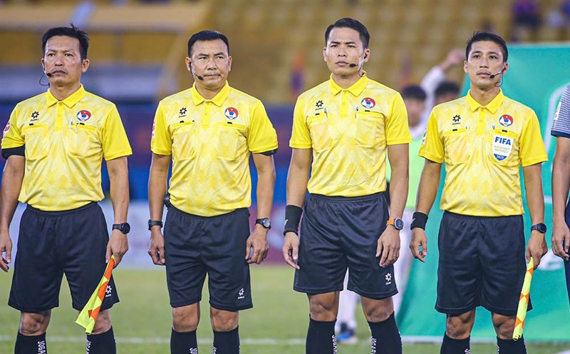 The referee team controlled the match between Binh Duong and Phu Dong Ninh Binh in the quarter-finals of the 2024-2025 National Cup on March 29. Photo: Thanh Vu