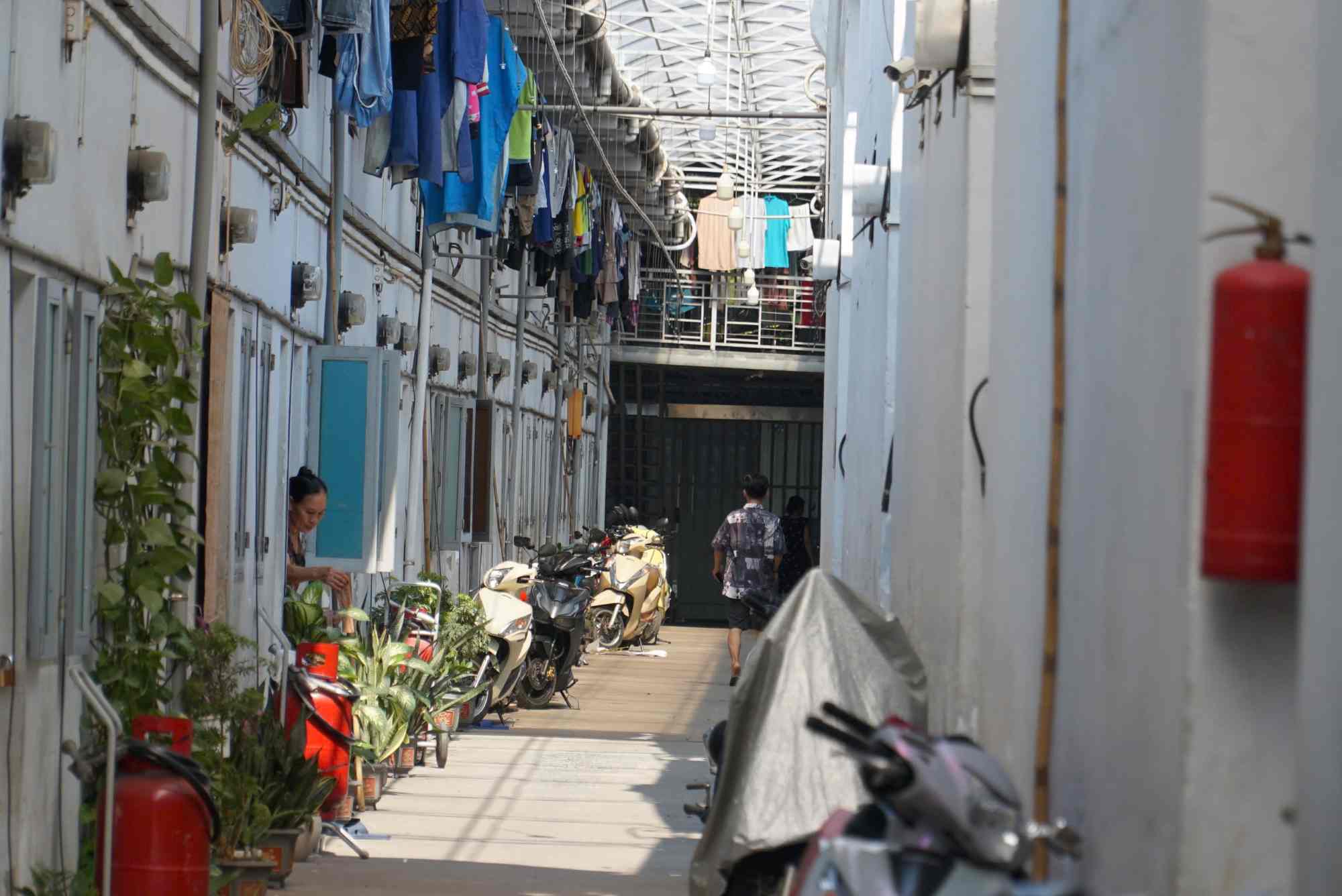 A boarding house in District 12, Ho Chi Minh City is equipped with fire extinguishers. Photo: Minh Tam