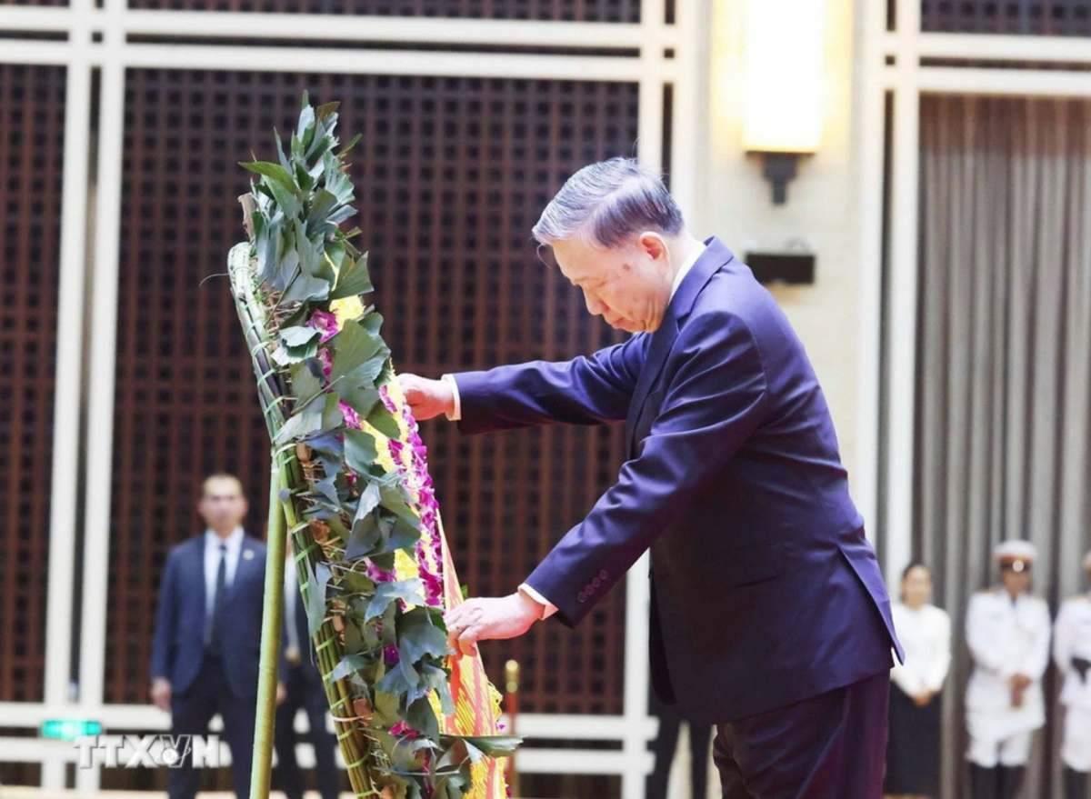 General Secretary To Lam paid his respects to comrade Khamtay Siphandone. Photo: VNA