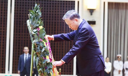 Tổng Bí thư Tô Lâm viếng đồng chí Khamtay Siphandone. Ảnh: TTXVN