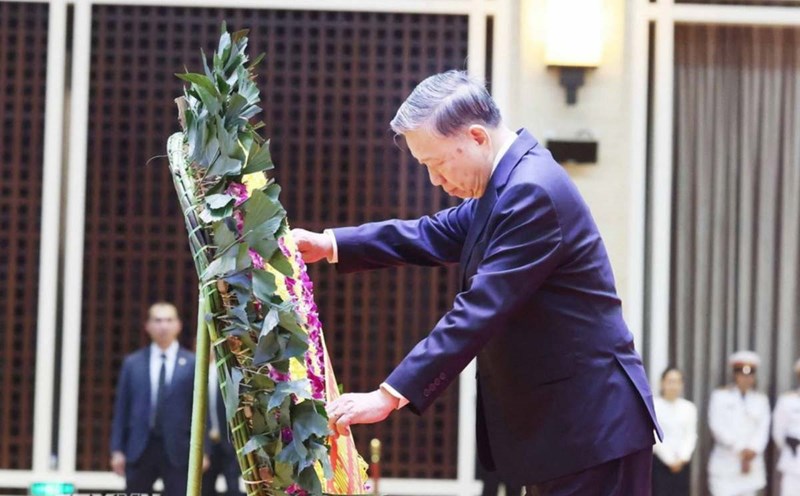 General Secretary To Lam paid his respects to comrade Khamtay Siphandone. Photo: VNA