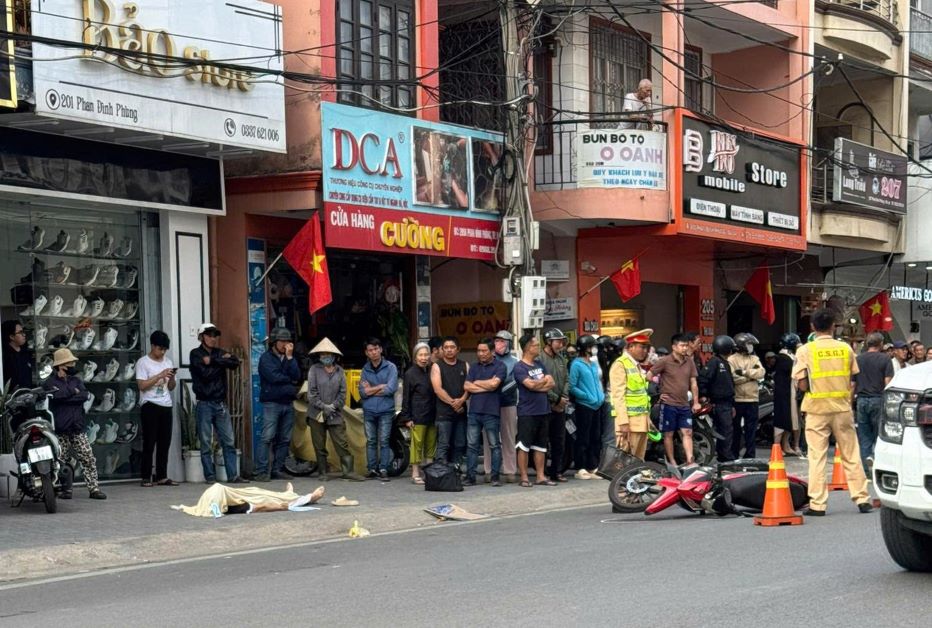 Donde el hombre se cayo de repente en la calle, muerto. Imagen de la lampara roja