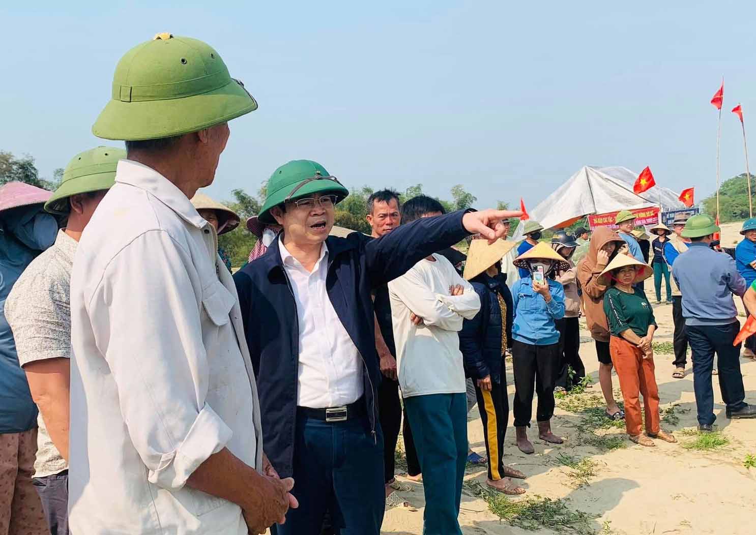 Mr. Trinh Van Nha, Chairman of Thanh Chuong District People's Committee (Nghe An) dialogues with people about the incident of a sand dredging enterprise causing landslides. Photo: Ngoc Anh