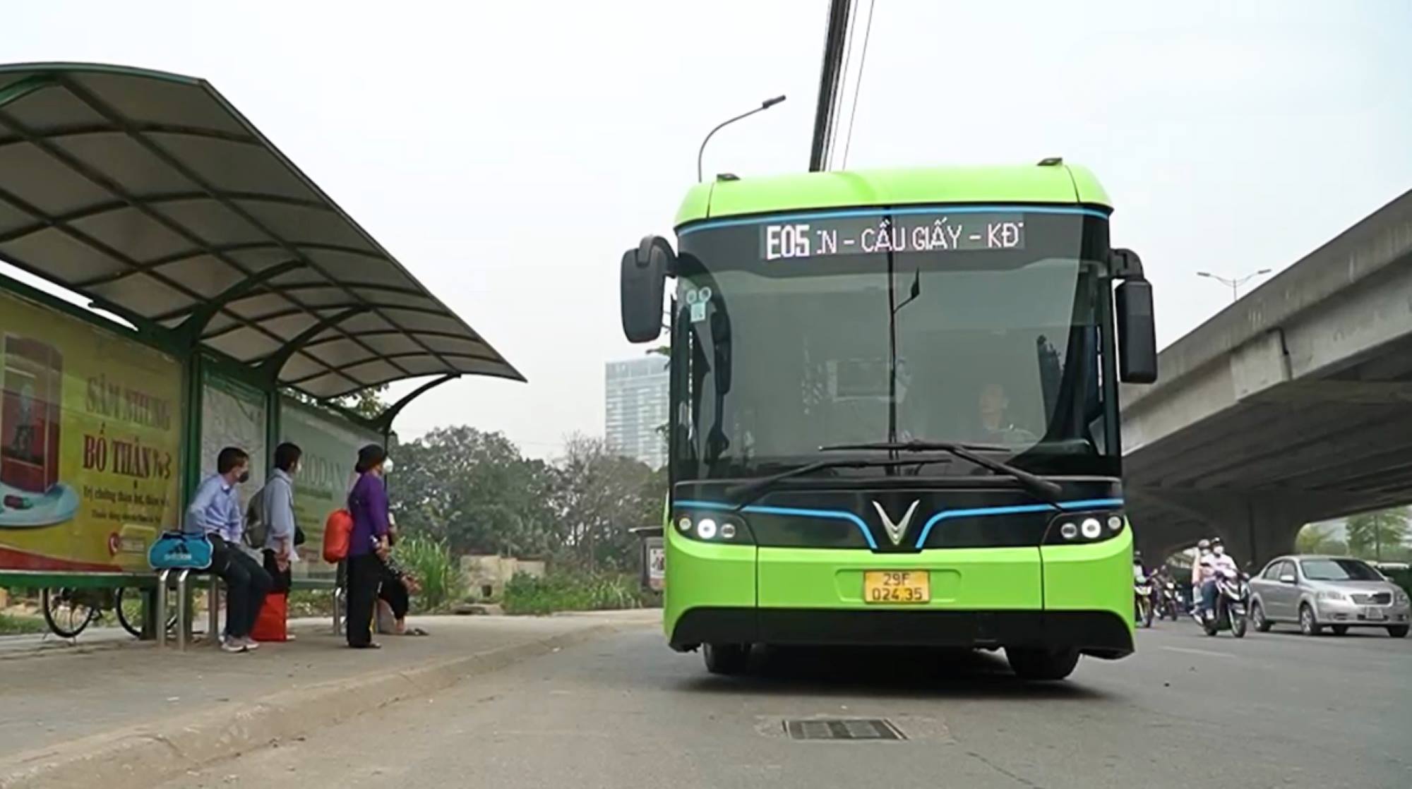 Green buses are increasingly being prioritized by people. Photo: Hao Thien