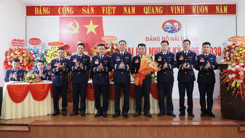 Thieu tuong Nguyen Van Dung, Chinh uy Bo Tu lenh Vung tang hoa chuc mung Ban chap hanh Dang bo Hai doi 401 nhiem ky 2025 - 2030. Anh: Van Niem