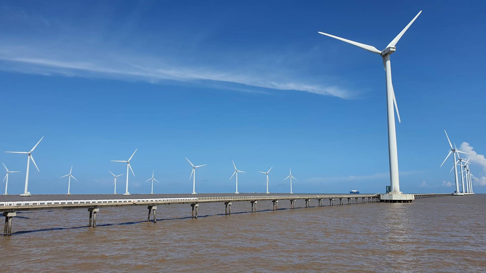 In the context of increasing energy demand, investment and development of electricity and renewable energy projects are becoming an ever-increasingly urgent issue. Photo: Long Phan