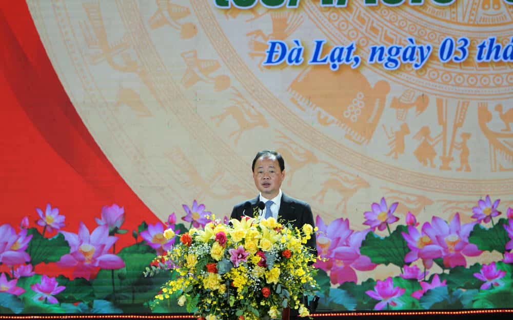 Chairman of Lam Dong Provincial People's Committee Tran Hong Thai spoke at the ceremony to celebrate the 50th anniversary of Liberation Day. Photo: Thanh Tuan