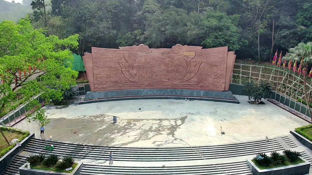 The relief "Uncle Ho talks to officers and soldiers of the Tien Phong Army Corps". Photo: To Cong