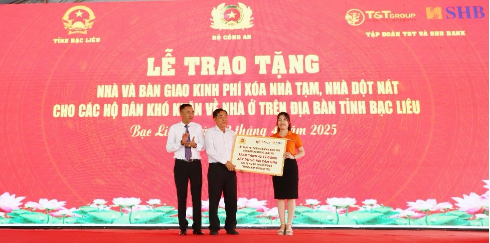 Representatives of T&T Group and SHB Bank presented a symbolic board of support with 42 billion VND to build 700 houses for disadvantaged households in Bac Lieu province. Photo: T&T Group