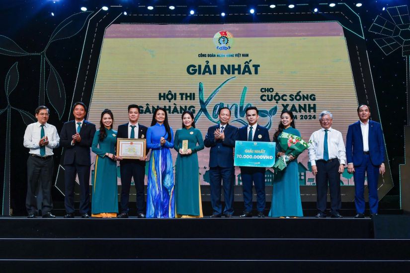 El Sr. Dao Minh Tu - Vice-Gobernador Permanente del Banco Estatal, Presidente de la Junta Directiva de NHVN (quinto desde la derecha) - otorgo el premio de la Mejor Asociacion de Bancos Verdes para la Vida Verde. Imagen de la pagina web de la ONU