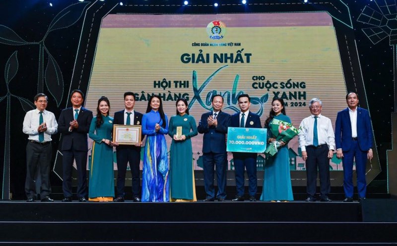 Mr. Dao Minh Tu - Permanent Deputy Governor of the State Bank, Chairman of the NHVN Trade Union (5th from right) - presented the First Prize of the "Green Bank for Green Life" Contest. Photo: NHDNH